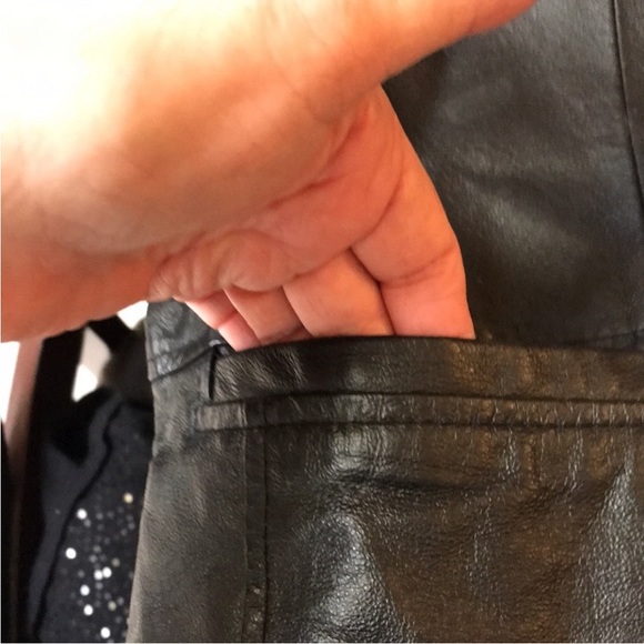 Clío Leather Women’s Jacket. Size Large
Great shape
No stains, no rips, no tears - Picture 6 of 8